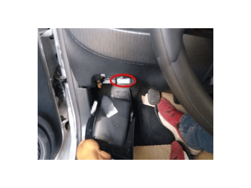 Localisation du connecteur de diagnostic OBD2 sous le volant d une Fiat Mobi