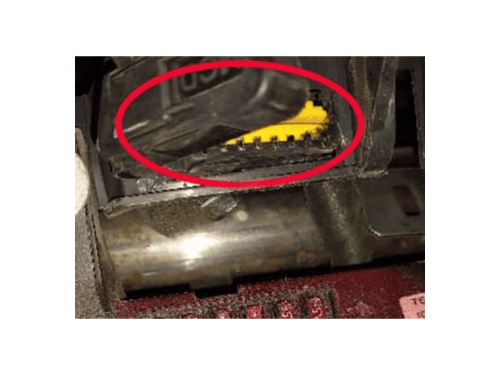 Localisation de la prise de diagnostic OBD jaune sur une Fiat Palio 3