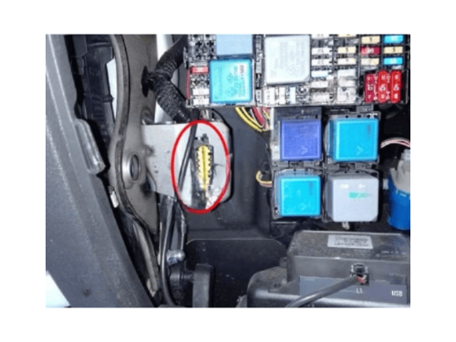 Localisation de la prise de diagnostic OBD2 dans un utilitaire Fiat Talento 2
