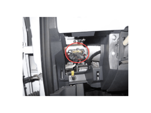 Localisation de la prise de diagnostic OBD2 sous le tableau de bord d une Fiat 500