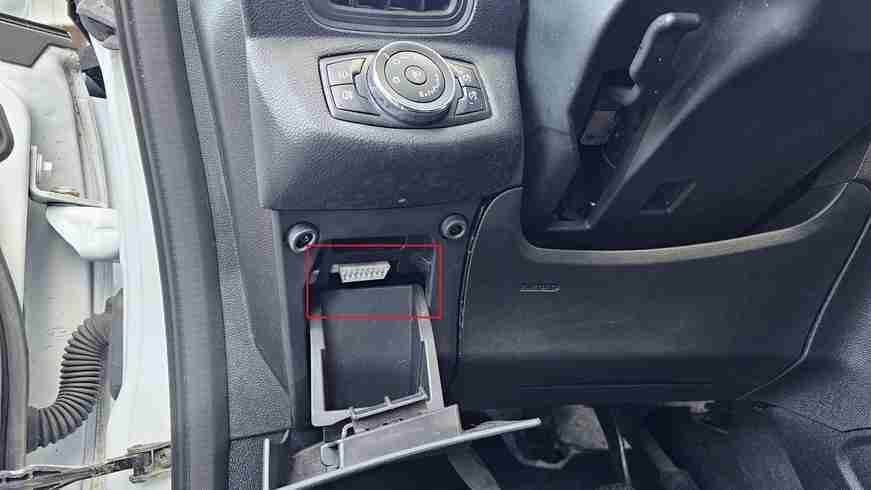Emplacement de la prise de diagnostic OBD2 sous le volant d'un Ford B-Max