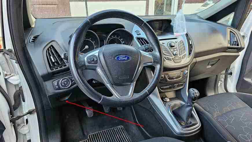 Emplacement de la prise OBD de diagnostic dans l habitacle d une Ford B-Max