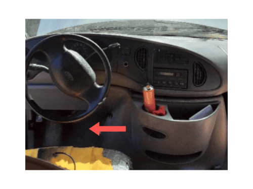 Fleche rouge indiquant l emplacement de la prise OBD2 sous le volant d un utilitaire Ford Econoline 4.2