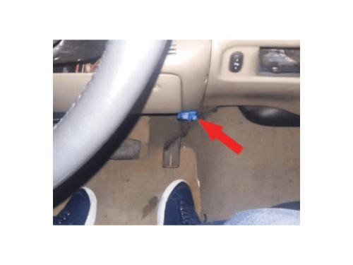 Prise de diagnostic OBD2 bleue sous le tableau de bord d une Ford Excursion