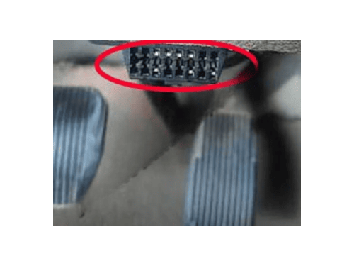 Prise de diagnostic OBD2 noire entouree de rouge sur Ford Expedition 3