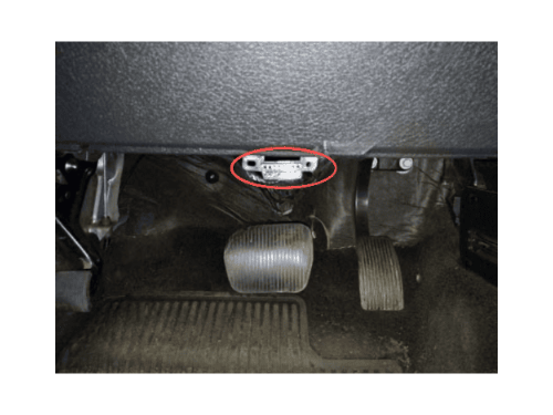 Localisation de la prise de diagnostic OBD2 sous le tableau de bord d une Ford F150