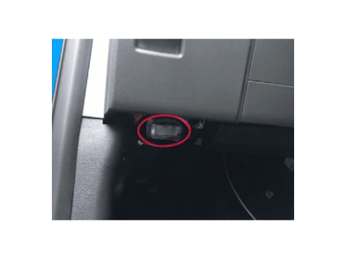Photo indiquant l emplacement de la prise OBD2 sous le tableau de bord d un Ford F150