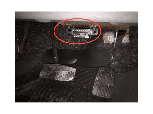 Localisation de la prise de diagnostic OBD2 sous le tableau de bord d'un Ford F150