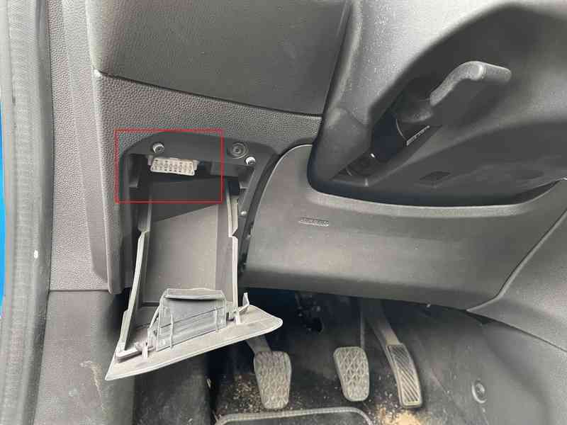 Emplacement de la prise OBD2 de diagnostic sous le tableau de bord d une Ford Fiesta 5