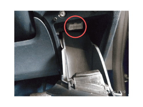 Localisation de la prise de diagnostic OBD2 sous le tableau de bord d une Ford Fiesta 6 RHD