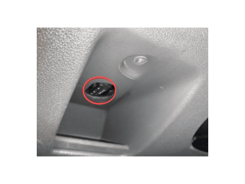 Localisation de la prise de diagnostic OBD2 sous le tableau de bord d une Ford Focus