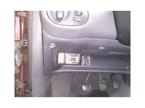 Emplacement de la prise de diagnostic OBD2 sous le tableau de bord d une Ford Focus 2000