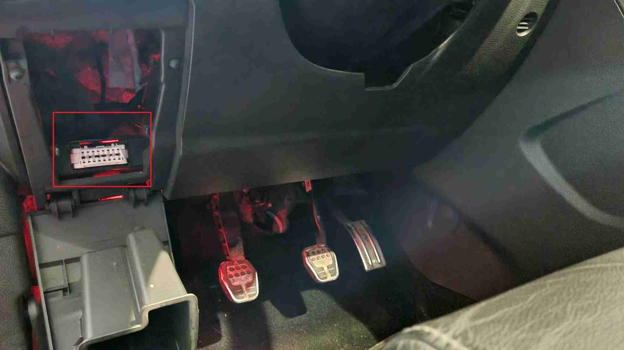Localisation de la prise de diagnostic OBD2 sur une Ford Focus 2012 sous le volant