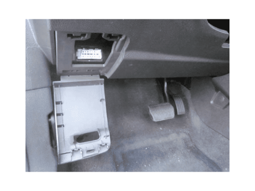 Emplacement de la prise de diagnostic OBD sous le tableau de bord d une Ford Focus