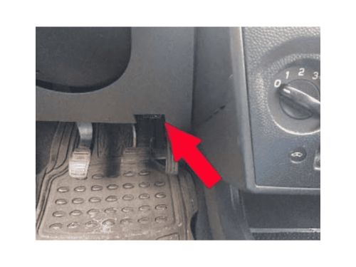 Flèche rouge indiquant la prise de diagnostic OBD d une Ford Ikon