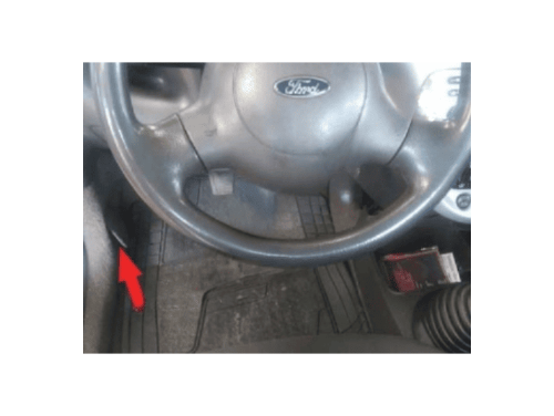 Emplacement de la prise OBD pour diagnostic auto sous le volant d'une Ford Ka