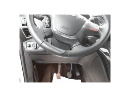 Emplacement de la prise OBD de diagnostic sous le volant d une Ford Kuga