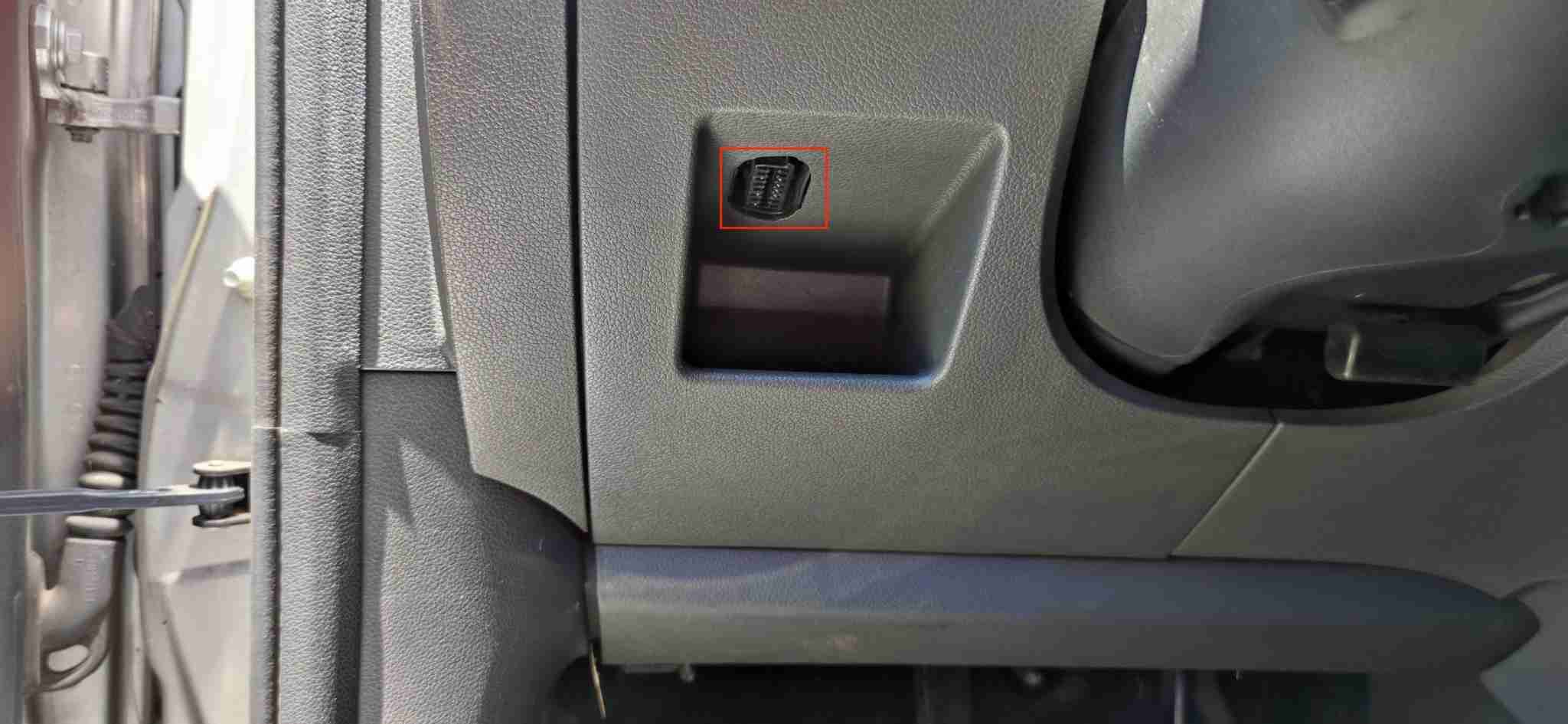 Localisation et accès de la prise OBD2 sur le tableau de bord d une Ford Kuga