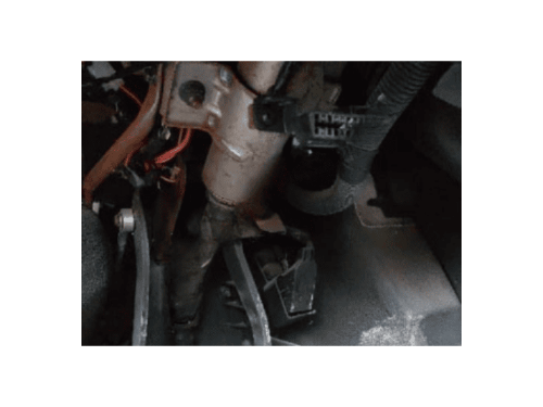 Recherche de la prise de diagnostic OBD2 au niveau des pedales d une Ford Maverick
