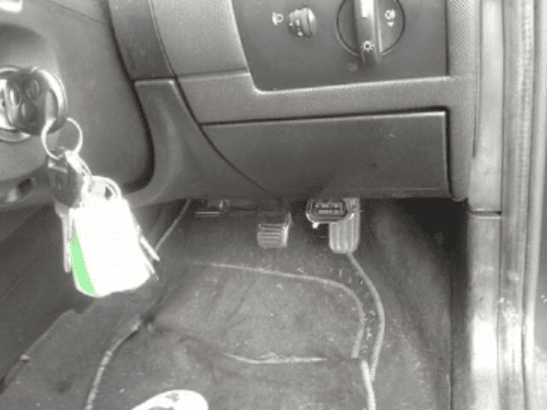 Emplacement de la prise de diagnostic OBD2 sous le volant d une Ford Mondeo 2