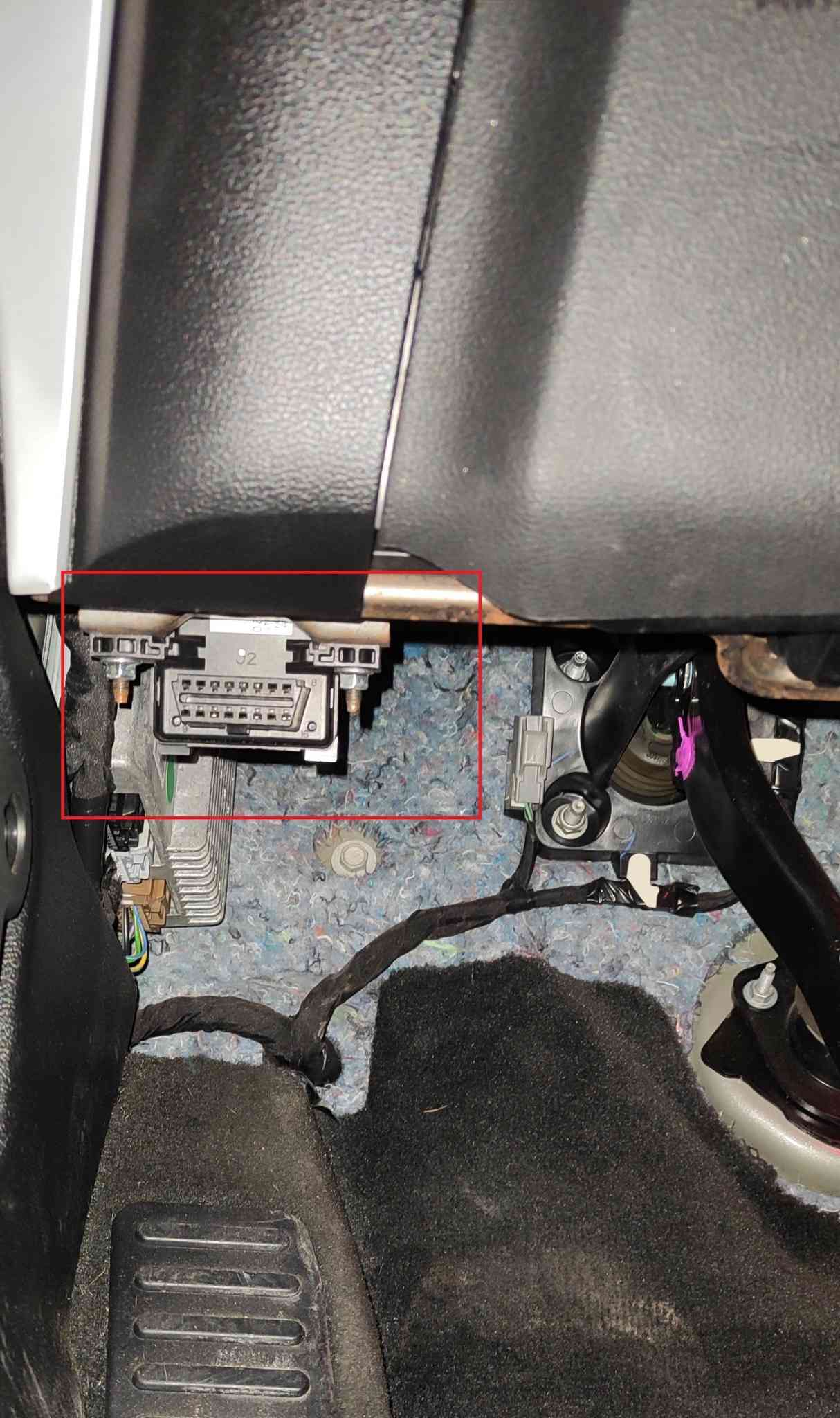 Vue de l emplacement de la prise OBD2 sous le tableau de bord d une Ford Mustang
