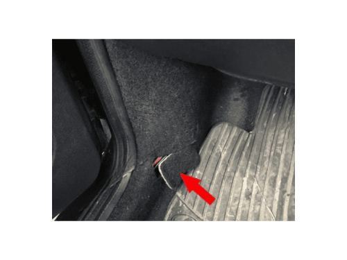 Emplacement de la prise de diagnostic OBD2 sous la moquette sur Ford Puma