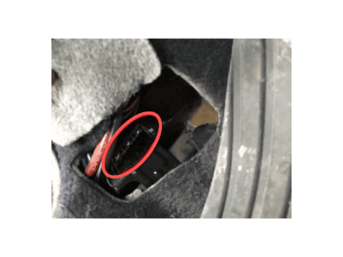 Localisation et emplacement de la prise OBD de diagnostic sur une Ford Puma