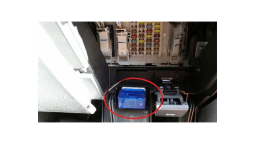 Localisation de la prise de diagnostic OBD2 sur un Ford Ranger avec adaptateur bleu