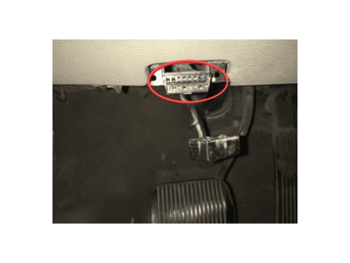 Photo montrant l emplacement de la prise OBD2 sous le tableau de bord d une Ford Taurus