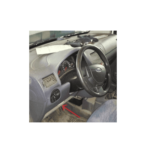 Fleche rouge indiquant l emplacement de la prise OBD pour diagnostic sur un Ford Connect