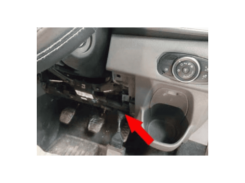 Localisation de la prise de diagnostic OBD2 sur Ford Transit Custom RHD sous le volant