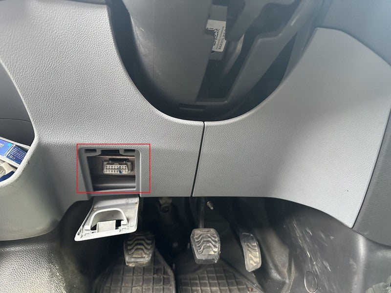 Emplacement de la prise de diagnostic OBD2 sous le volant d un Ford Transit Custom