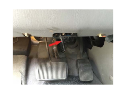 Localisation de la prise de diagnostic OBD2 au dessus du pedalier d une Ford Windstar