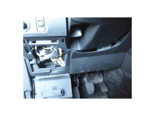 Accès à la prise de diagnostic OBD2 sous la boîte à fusibles d un Citroën Berlingo 2