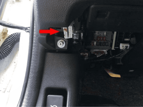 Localisation de la prise de diagnostic OBD2 sous le tableau de bord d une Honda Accord
