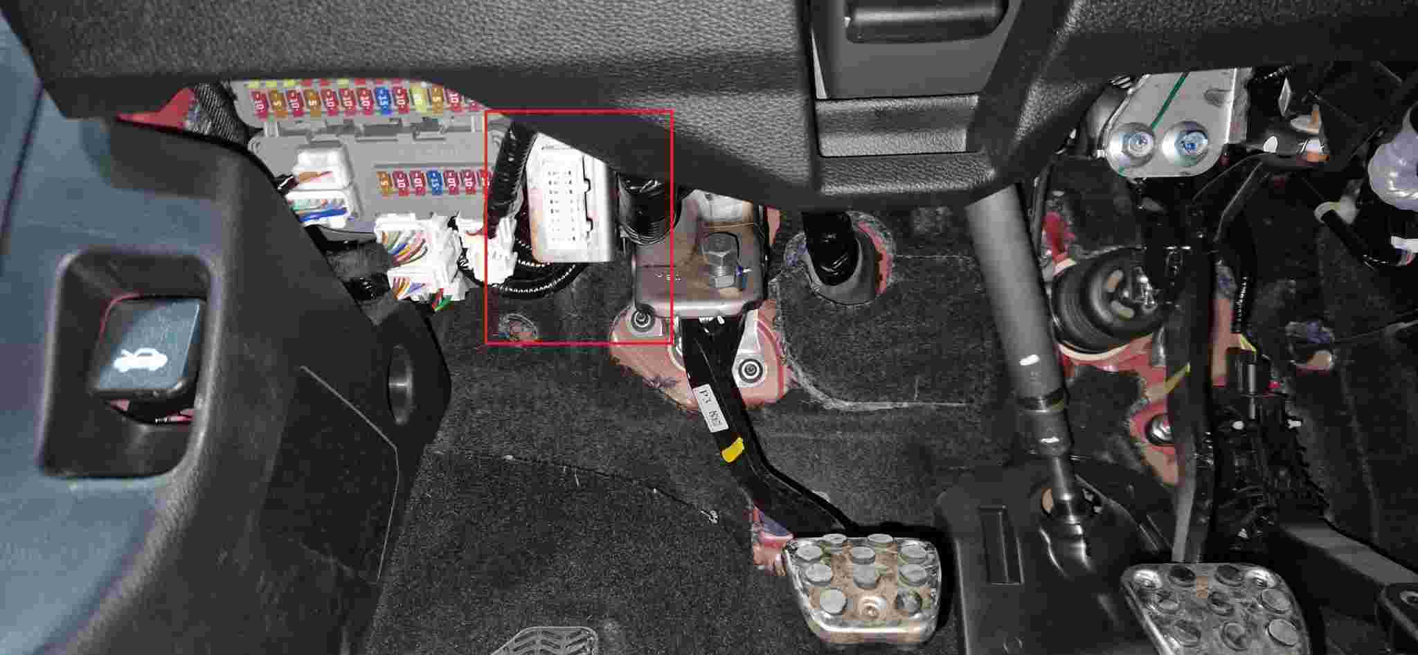 Localisation de la prise de diagnostic OBD2 sous le tableau de bord d une Honda Civic 2018