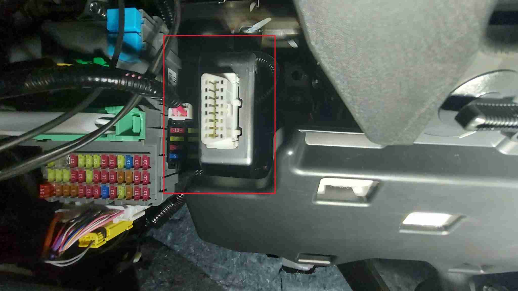 Emplacement de la prise OBD2 sur une Honda CR-V hybride près de la boîte à fusibles