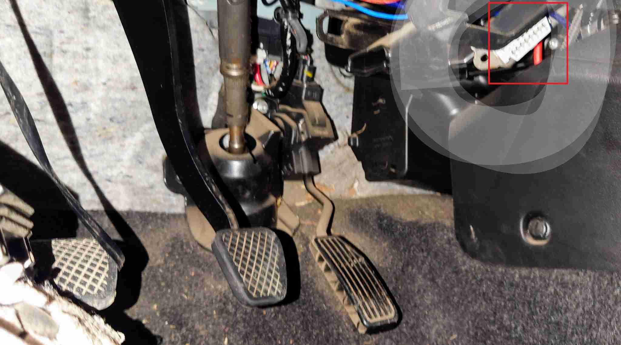 Localisation de la prise de diagnostic OBD2 sous le tableau de bord d une Honda Jazz