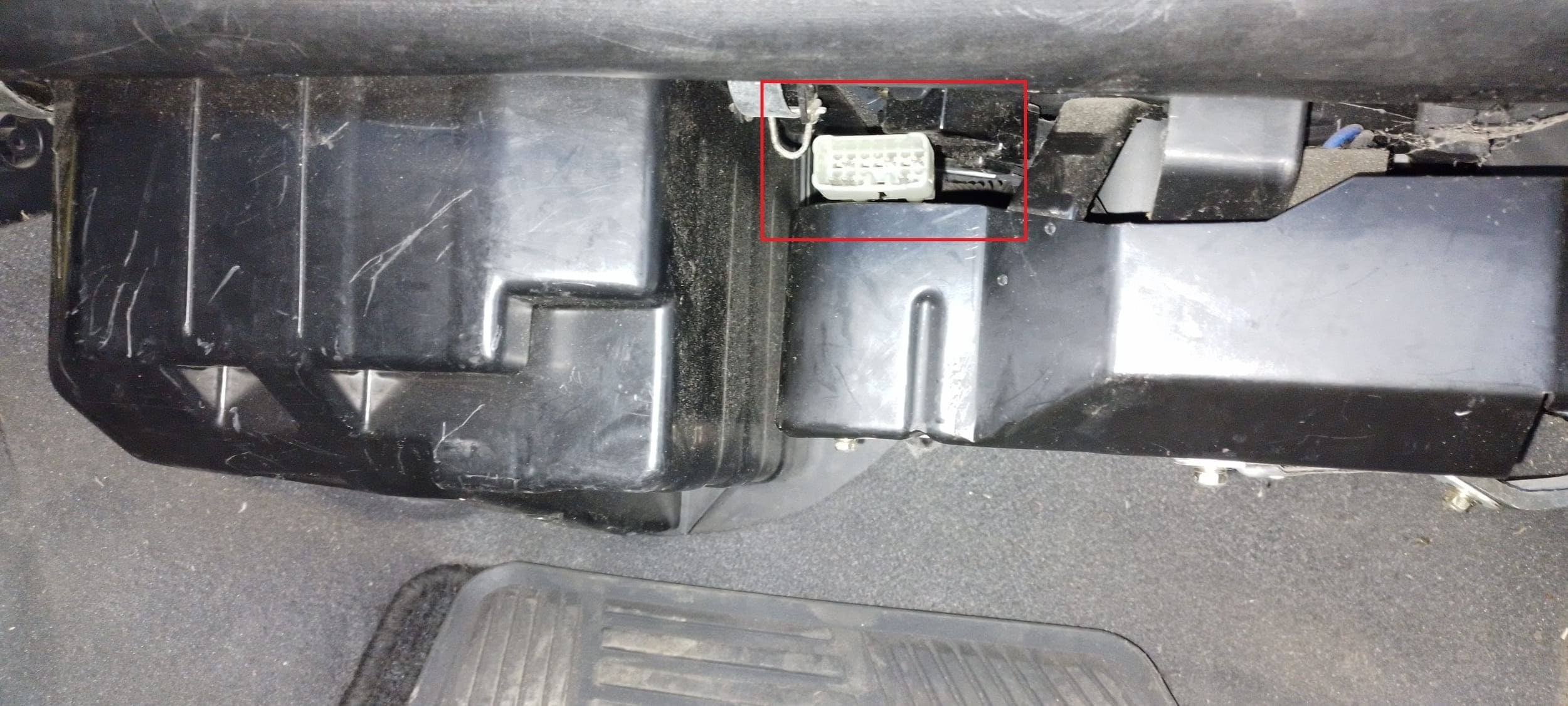 Localisation de la prise de diagnostic OBD2 sous le tableau de bord d'un Hyundai Galloper