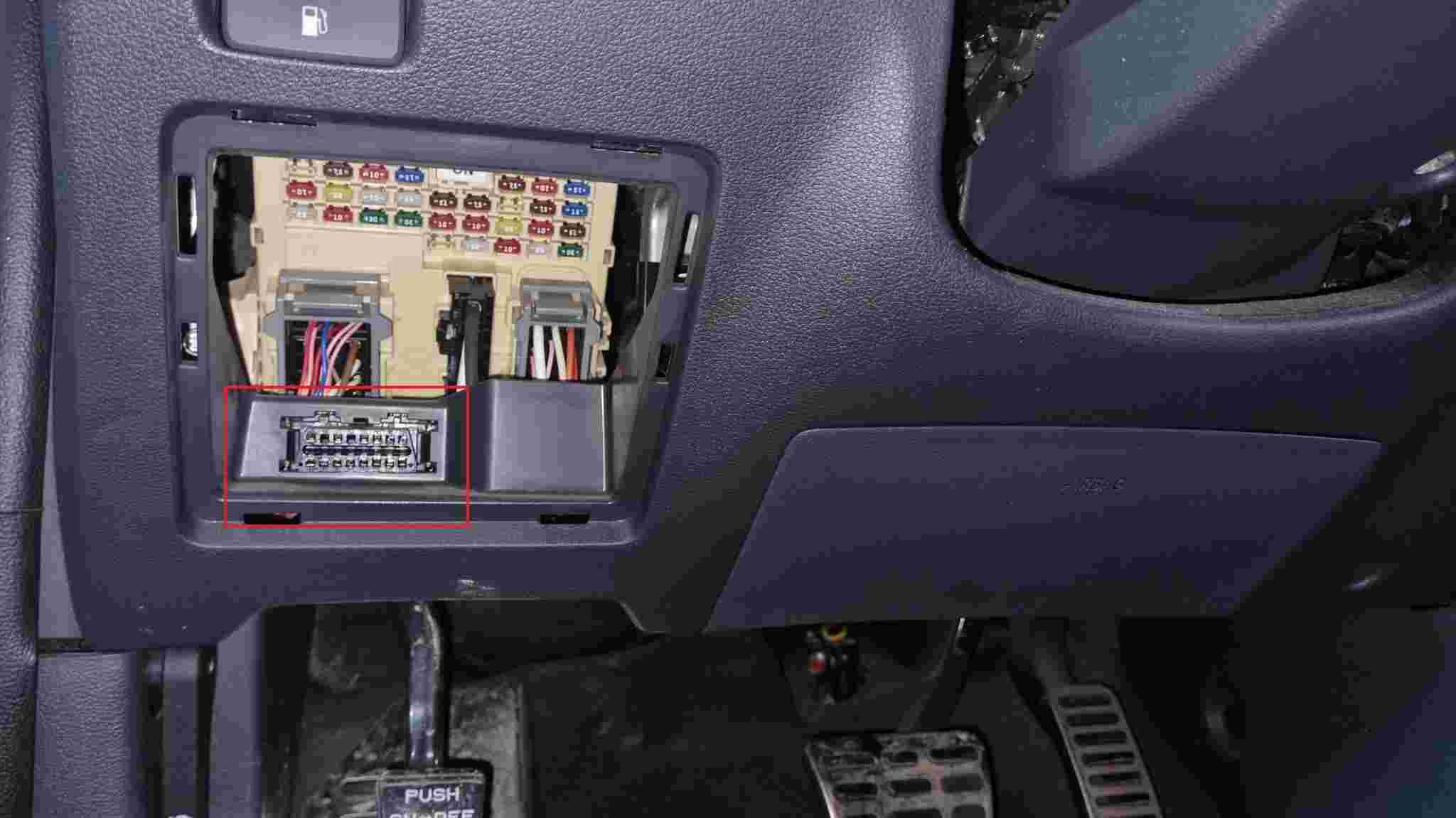Emplacement de la prise de diagnostic OBD2 sur une Hyundai Ioniq sous la boîte à fusibles