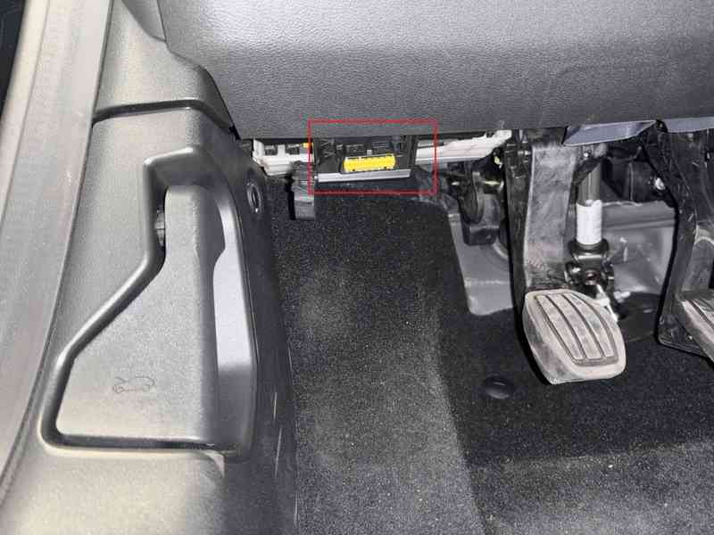 Emplacement de la prise de diagnostic OBD2 sous le tableau de bord d une Jeep Avenger