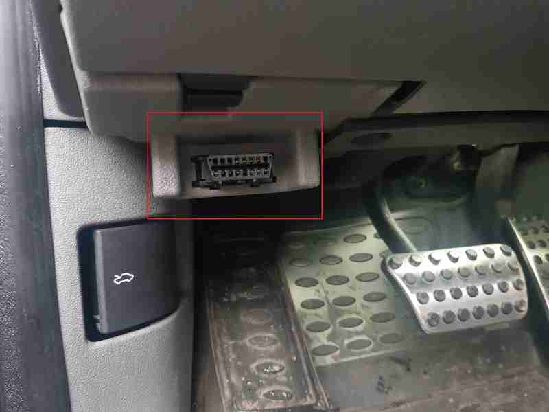 Emplacement de la prise de diagnostic OBD2 sous le volant d une Jeep Cherokee 3