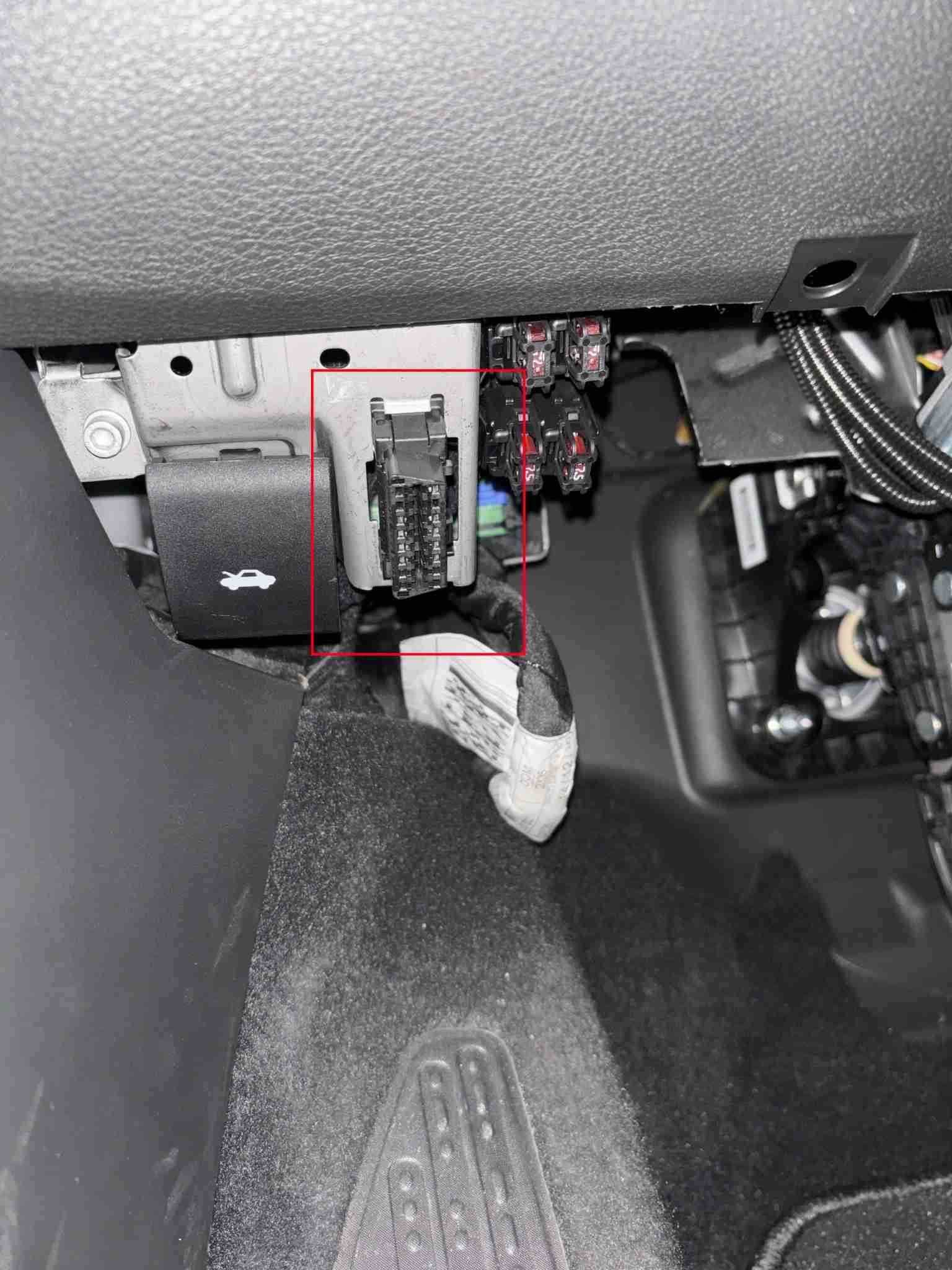 Vue sur l emplacement de la prise OBD2 noire dans l habitacle d une Jeep Compass