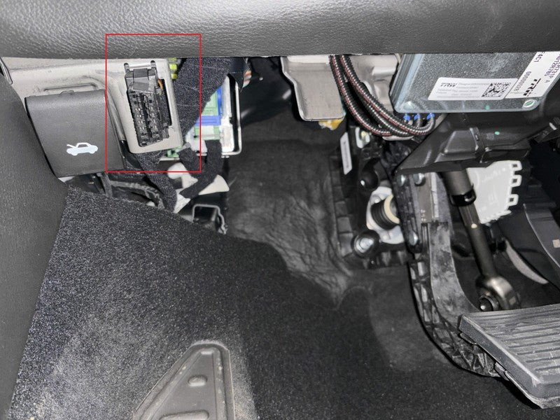 Prise de diagnostic OBD2 sous le tableau de bord d une Jeep Renegade