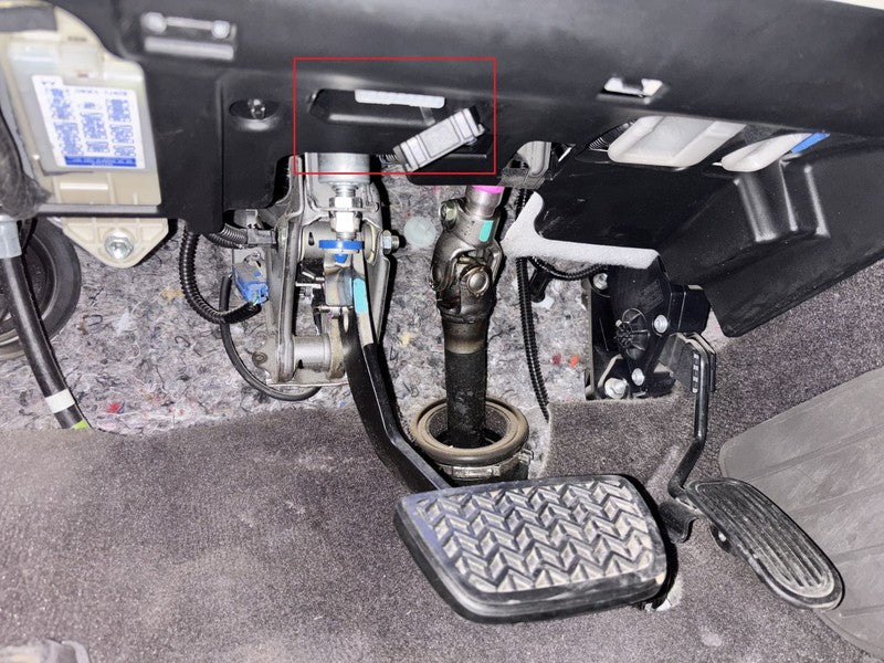 Emplacement de la prise OBD2 encadrée en rouge sous le tableau de bord d une Lexus IS 250