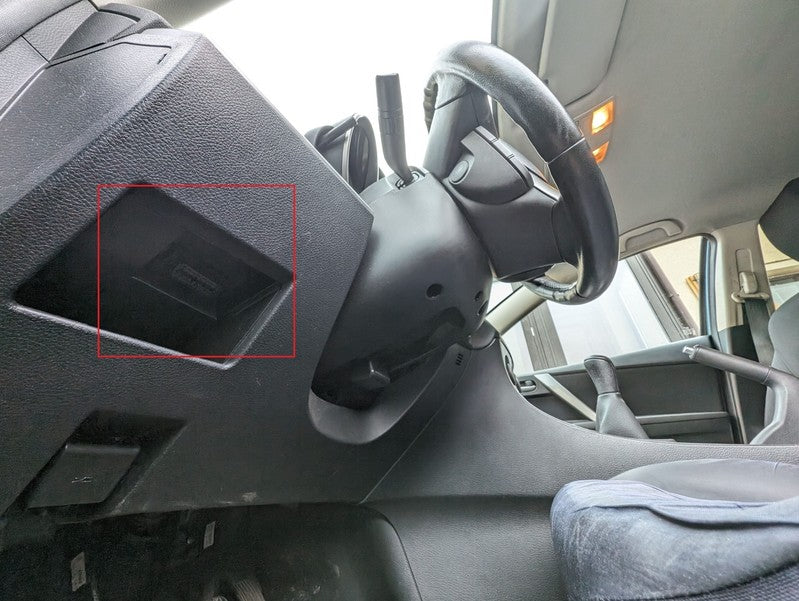 Photo montrant l emplacement de la prise OBD2 sur une Mazda 3 sous le volant