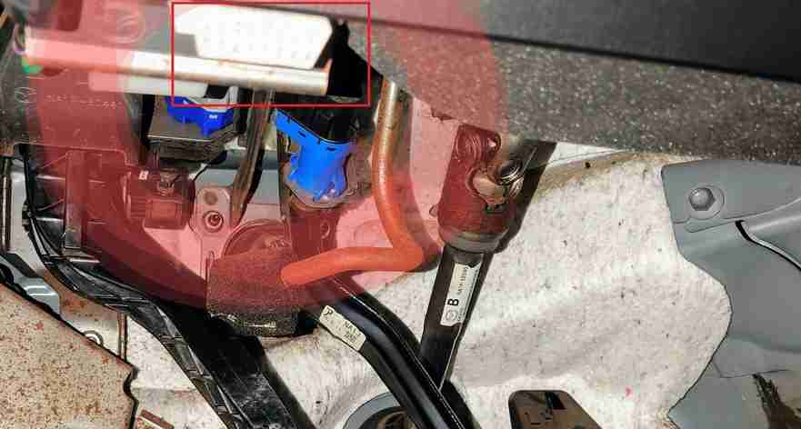Localisation de la prise de diagnostic OBD2 sous le tableau de bord d une Mazda MX-5 ND