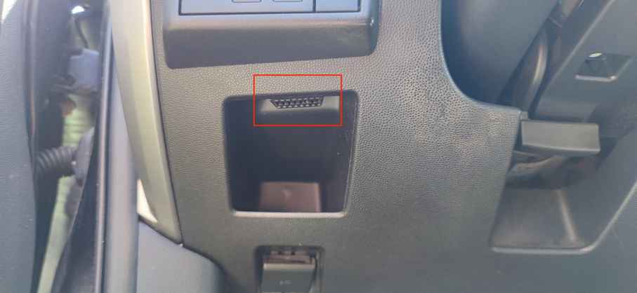 Localisation de la prise de diagnostic OBD2 sous le volant d une Mazda 2