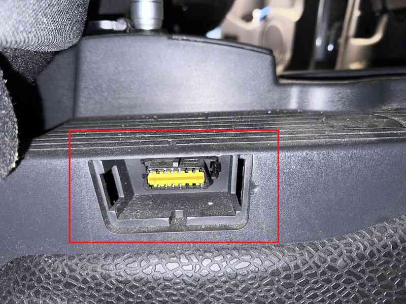 Emplacement de la prise de diagnostic OBD2 jaune sur un utilitaire Mercedes Citan