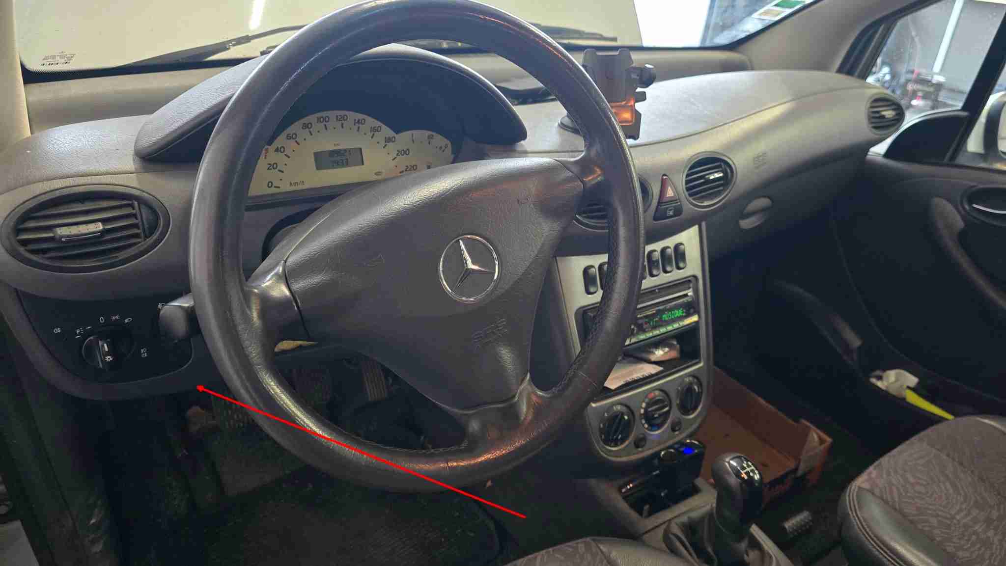 Localisation de la prise de diagnostic OBD sur le tableau de bord d une Mercedes Classe A